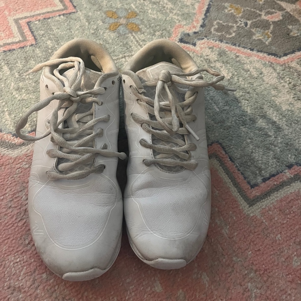 Cheer shoes